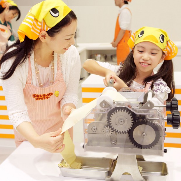 Thin out the dough sheet using a noodle maker.