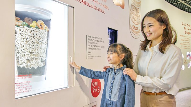 壁面のハンドルを回したり、扉を開けたりと、小さなお子さまでも楽しみながら見ることができます。