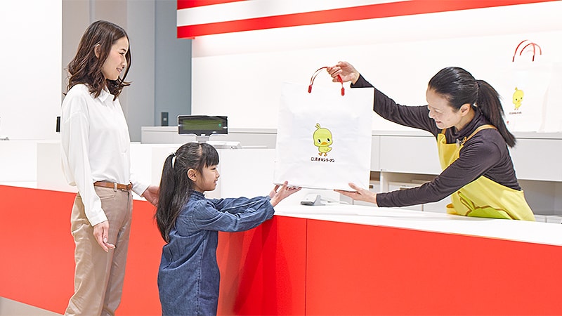 Chicken Ramen manju (steamed bread), gift sets of limited-edition regional products, and many other items make perfect souvenirs.