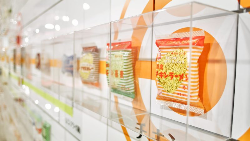 年間に世界中で約1,200億食が消費されるインスタントラーメン。そのすべては、安藤百福が1958年に発明した「チキンラーメン」からはじまりました。