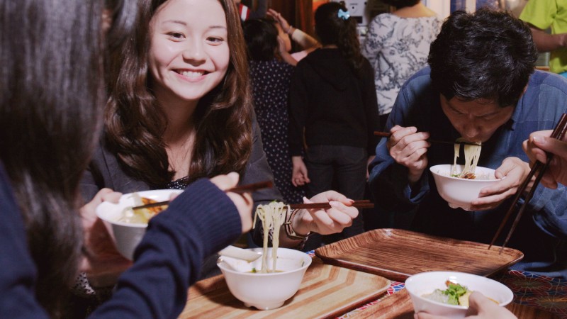 All items are served in a half-sized bowl. This is intended for visitors to be able to taste many different noodles from different countries, priced at 500 yen per serving. Rare beverages from different countries are also available.