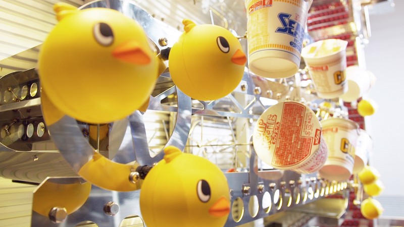 Hiyokochan (small chicken mascot) and CUPNOODLES in the lane entertain viewers with a variety of movements.