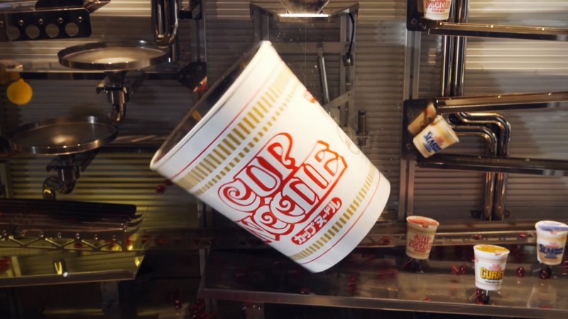 The big CUPNOODLES in the middle of the lane falls every three minutes, allowing a large number of marbles to flow out at once.