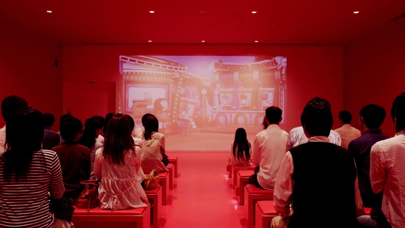 The Momofuku Theater is comprised of two mini-theaters that can accommodate 104 viewers. Inside, the red color extends over the walls and the seats. Enjoy a 14-minute movie at the Momofuku Theater!