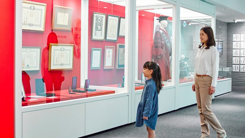 See an exhibit of Momofuku Ando's much-loved personal effects: his trademark sunglasses, wristwatch, golf clubs, and many more.